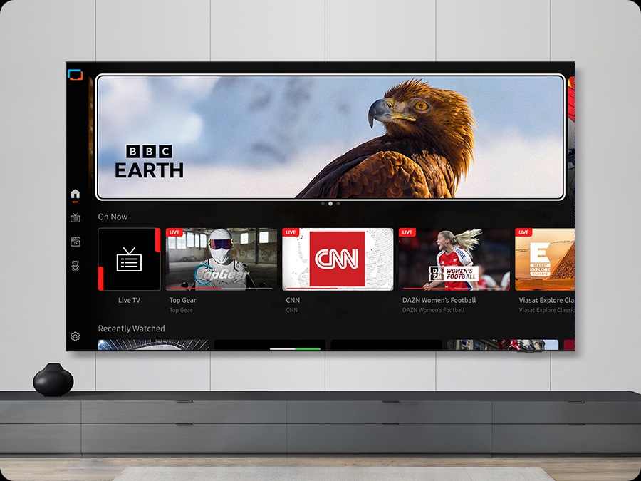 Le téléviseur du salon affiche l'écran d'accueil du Samsung TV Plus et les différentes chaînes de télévision disponibles.