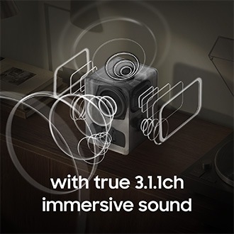 Music Studio 7-højttaler, der sender lydbølger fremad, udad og opad for at illustrere dens 3.1.1ch-arkitektur. Tekst: “med ægte 3.1.1ch omsluttende lyd”. AI-genereret billede.