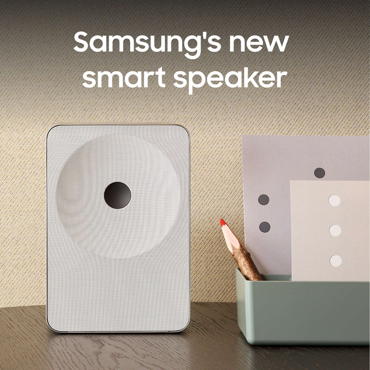 Music Studio 7 på et bord med en penneholder. En tekst der siger: "Samsungs nye smarte højttalere."