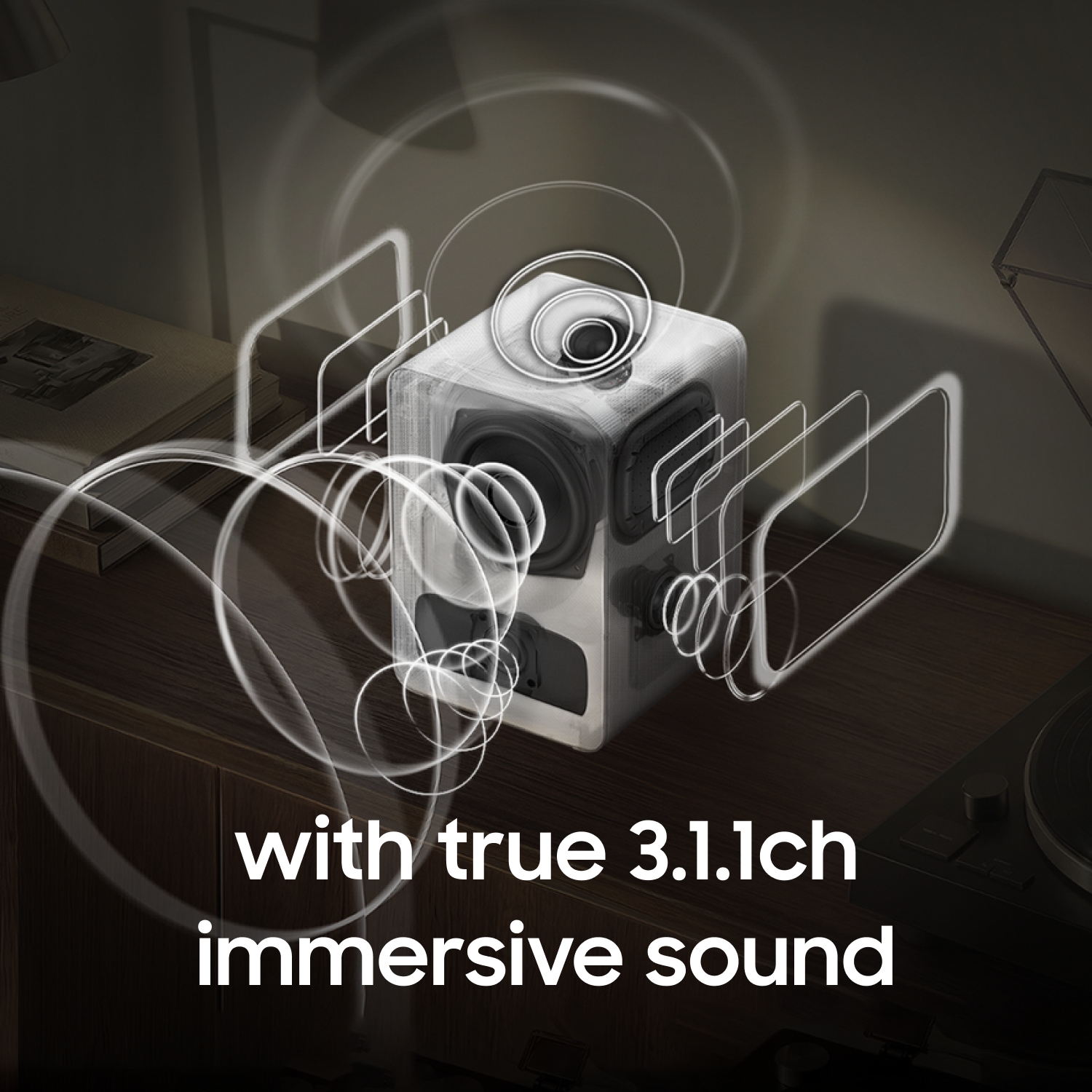 Music Studio 7-højttaler, der sender lydbølger fremad, udad og opad for at illustrere dens 3.1.1ch-arkitektur. Tekst: "med ægte 3.1.1ch omsluttende lyd". AI-genereret billede.