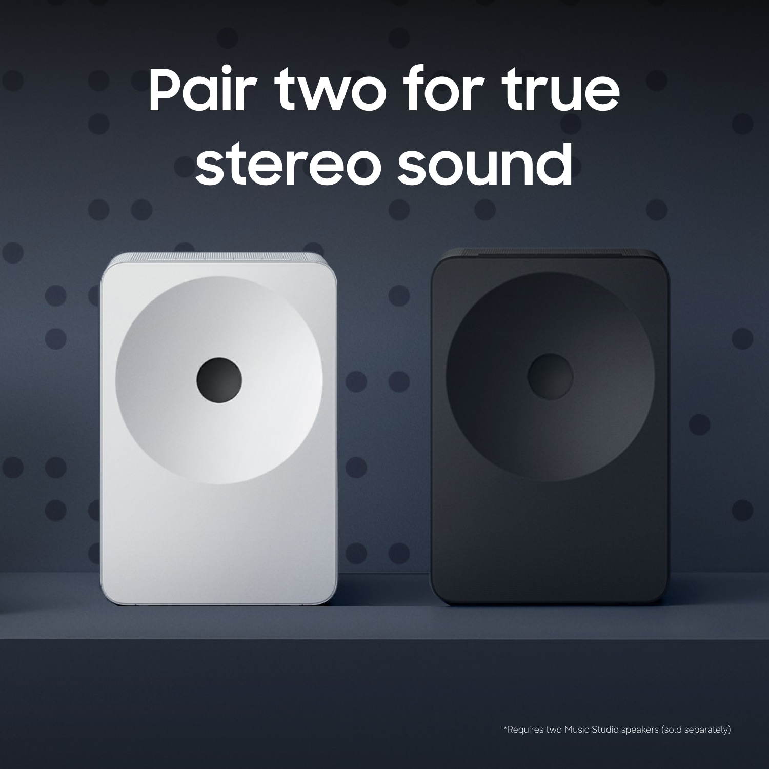 To Music Studio 7 i sort og hvid står på et bord. Tekst: "Par to for ægte stereolyd".