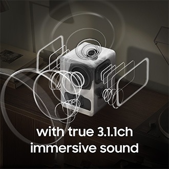 Music Studio 7-højttaler, der sender lydbølger fremad, udad og opad for at illustrere dens 3.1.1ch-arkitektur. Tekst: "med ægte 3.1.1ch omsluttende lyd". AI-genereret billede.