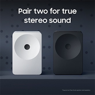 To Music Studio 7 i sort og hvid står på et bord. Tekst: "Par to for ægte stereolyd".