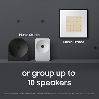 Music Studio 5, Music Studio 7 på en sort hylde og en Music Frame hængende på væggen. Tekst: "eller gruppér op til 10 højttalere!"