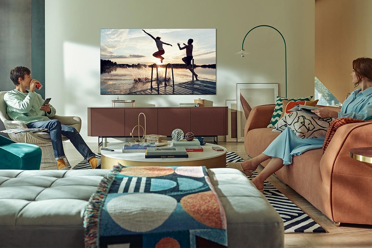 Samsung QLED QN90A er monteret på væggen i en stue ved hjælp af Slim Fit Wall-Mount