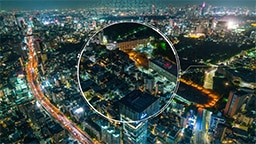 I midten af et nattebillede af en storby ses et mere fyldigt farveinterval, højere farvekontrast og bedre gengivelse af sorte nuancer. 