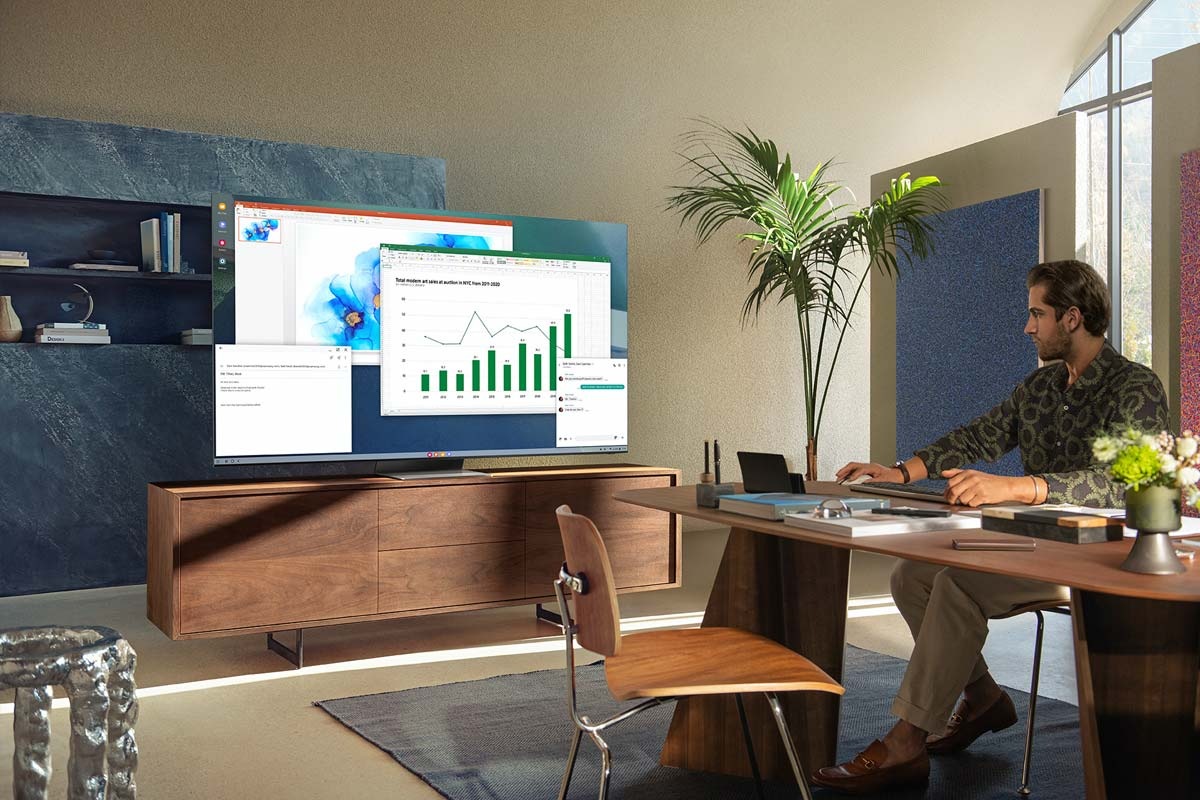 Ved hjælp af PC on TV kan du se dine dokumenter på Samsung QLED QN800A, så du kan arbejde hjemmefra