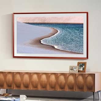 Et billede af en strand på TV'et The Frame.