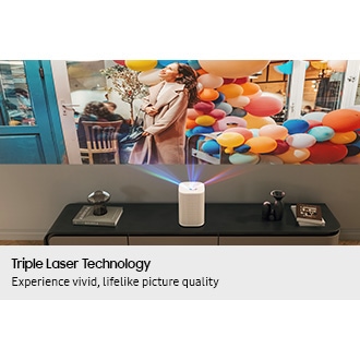 The Premiere projicerer en scene af en kvinde med balloner i forskellige farver op på en væg.