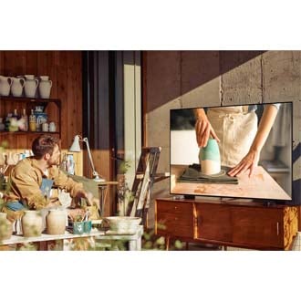 Crystal UHD AU8000 står i en stue og viser et billede med Dynamic Crystal Color