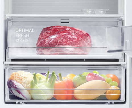 Fresh-looking chunk of red meat in the Optimal Fresh Zone and cold and moist air is flowing out. The black seal seals the compartment tightly.