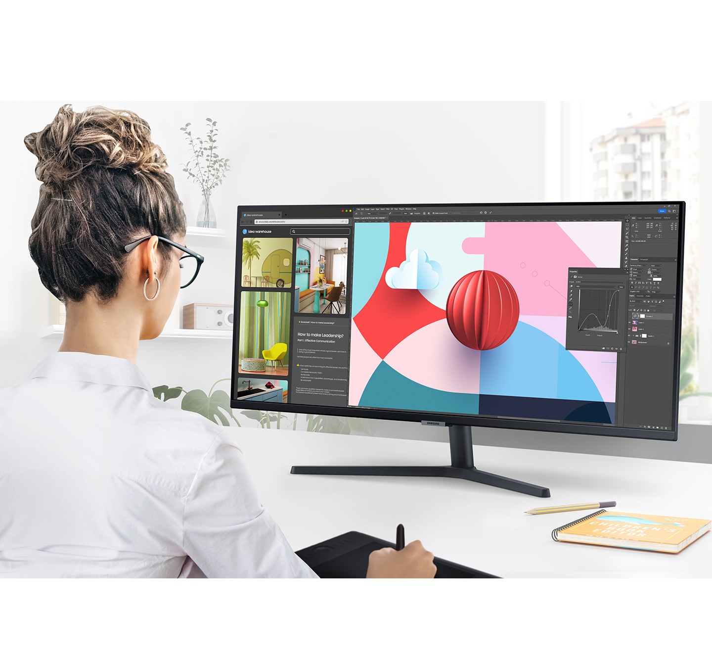 Monitorul S50GC de pe un birou afiseaza un program software de design pe ecranul larg.  Persoana care foloseste monitorul foloseste si un bloc de desen digital in timp ce lucreaza la proiectul de design.