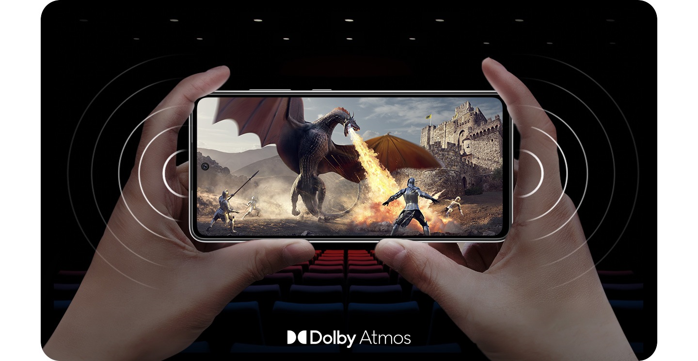 شخص يحمل Galaxy A52 في وضع أفقي مع وجود مشهد على الشاشة لفارس يحارب تنينًا ينفث النار، وموجات صوتية قادمة من جانبي الهاتف لعرض مكبرات صوت ستريو.