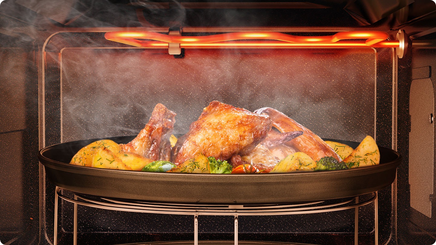 صورة تعرض استخدام ميزة Grill Fry لطهي الدجاج وشويه في آنٍ معاً ليصبح طرياً من الداخل ومقرمشاً من الخارج.