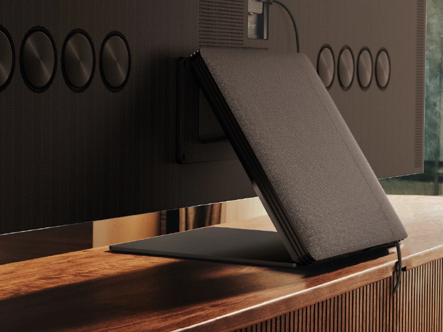 يعرض تلفزيون سامسونج Neo QLED 8K QN800B تصميم Infinity One Design مع حامل تلفزيون