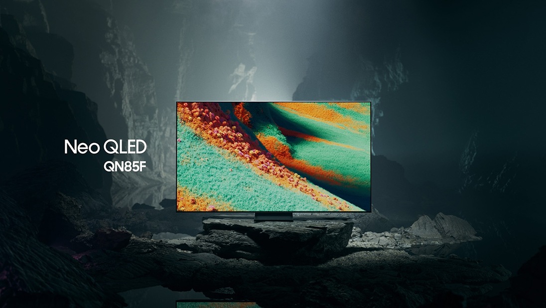 تلفزيون Samsung Neo QLED QN85F في مساحة تحت الأرض باللونين الأبيض والأسود يعرض مشهداً نابضاً بالألوان لمناظر طبيعية خلابة تبدو وكأنها من عالم آخر.
