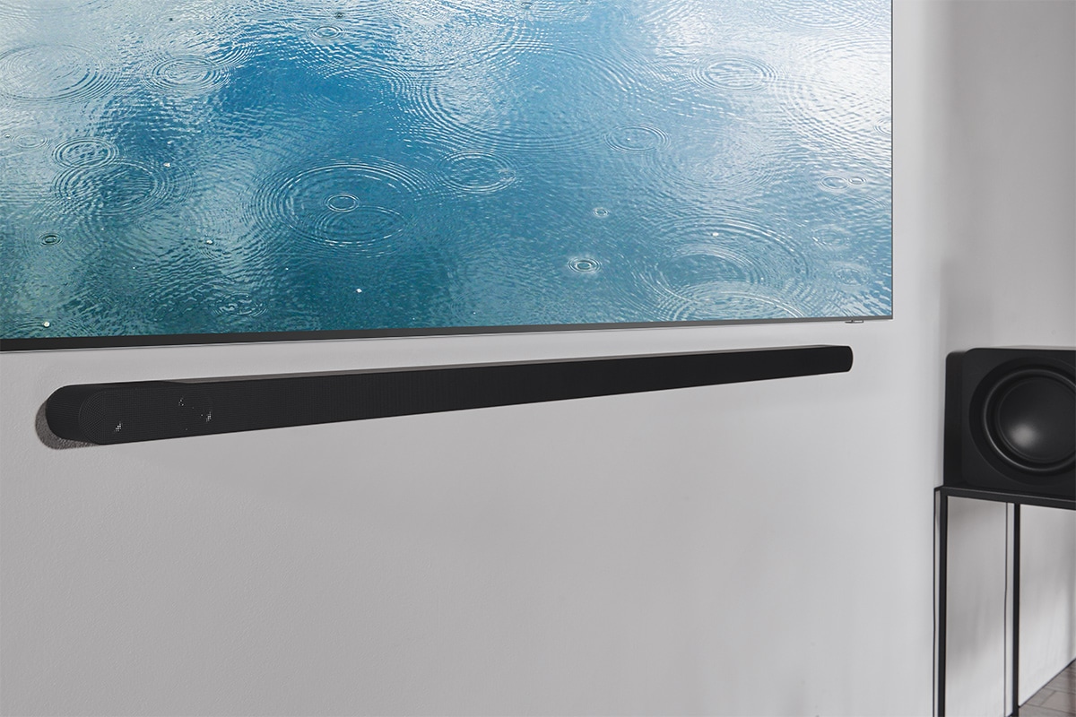تلفزيون سامسونج Neo QLED QN800B مع جهاز الصوت فائق النحافة معلق في غرفة المعيشة.