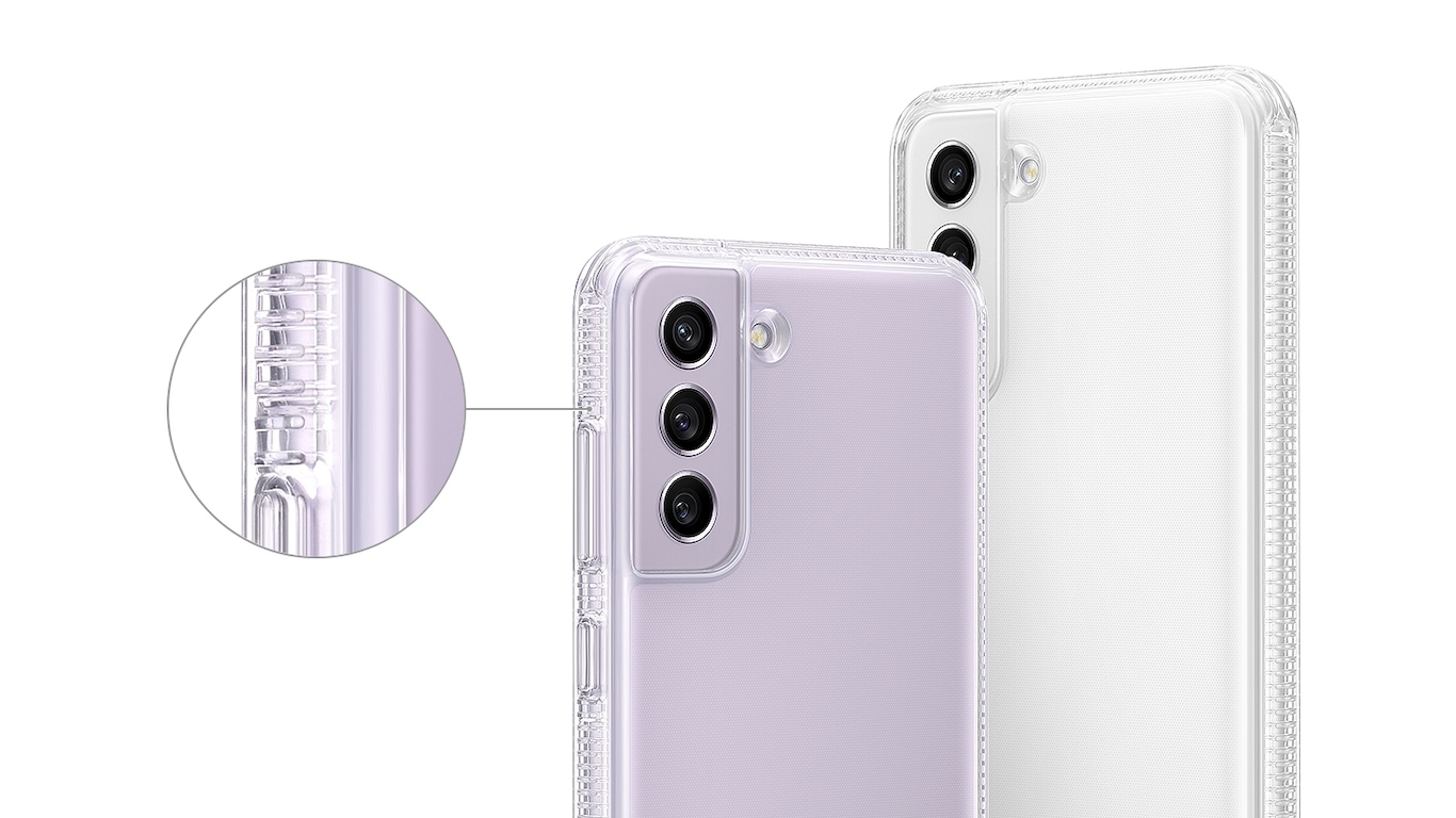 Dos teléfonos Galaxy S21 FE 5G, ambos vistos desde atrás con la Clear Standing Cover instalada.  Un primer plano del costado de la caja muestra su borde protector.