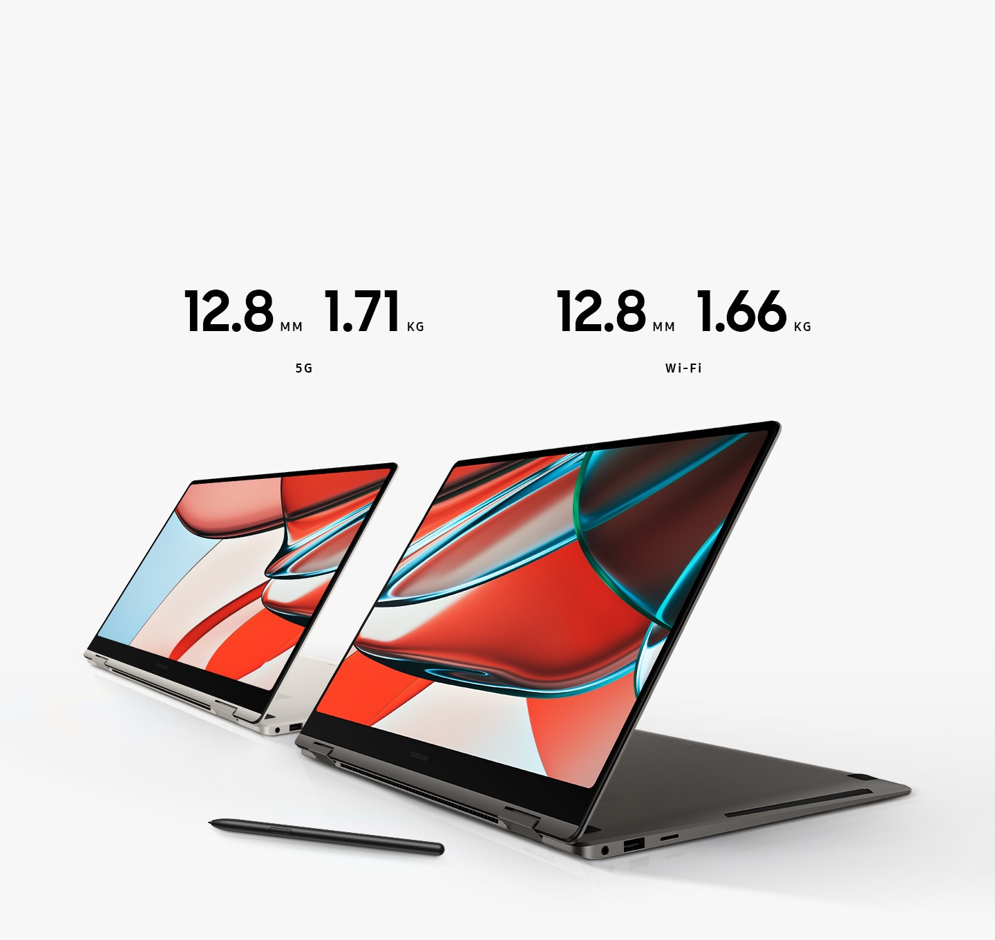 Hay un Galaxy Book3 Pro 360 color Graphite y otro beis uno al lado del otro. Ambos están doblados ligeramente hacia atrás, con un fondo de pantalla rojo y azul. Hay un S Pen en el suelo. “12,8 mm, 1,71 kg, 5G” y “12,8 mm, 1,66 kg, Wi-Fi”.