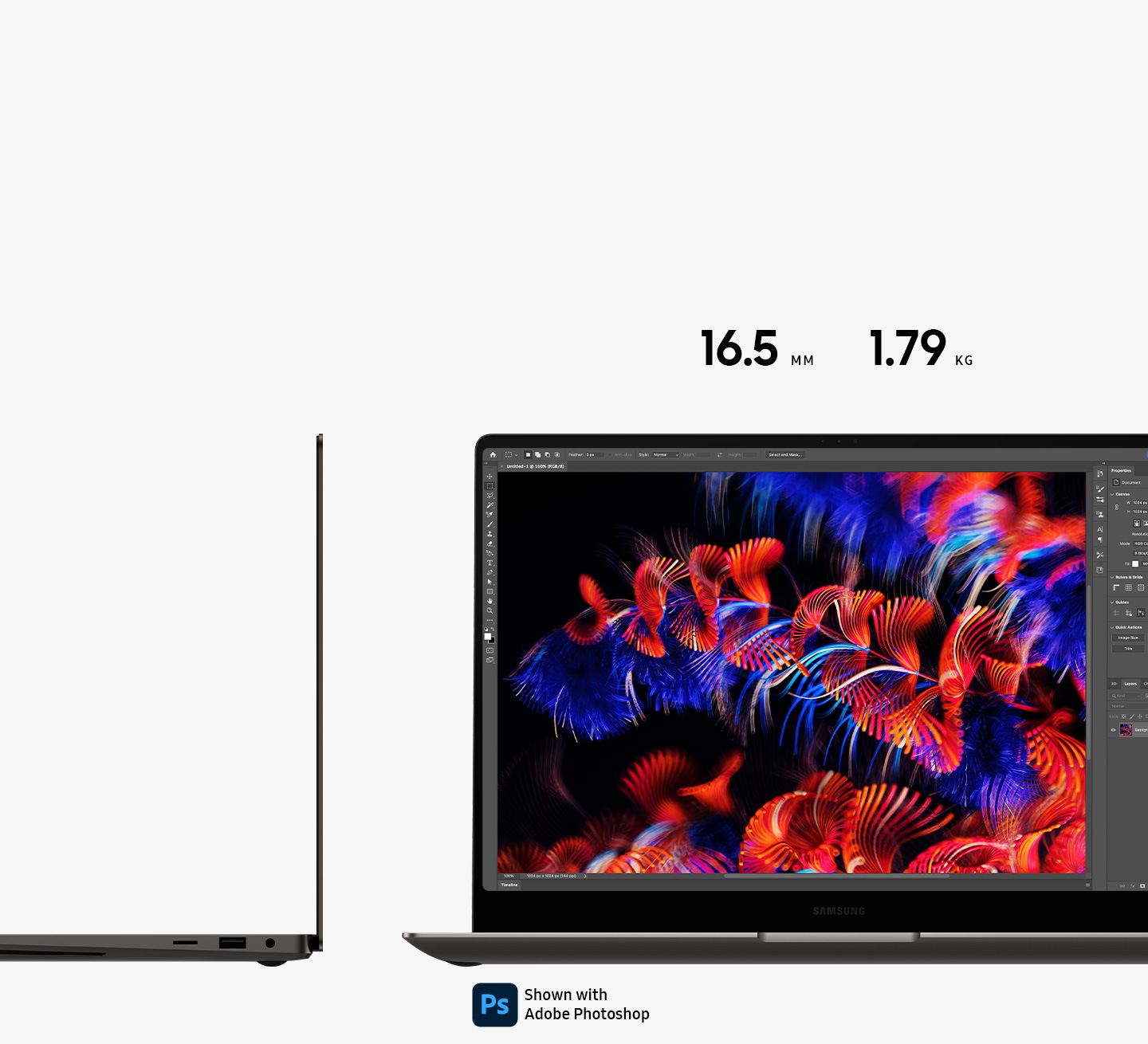 Dos dispositivos Galaxy Book3 Ultra color graphite están colocados uno al lado del otro. El de la izquierda está colocado en vista lateral, hacia la izquierda. El de la derecha está abierto de frente con Adobe Photoshop abierto en pantalla. “16,5mm. 1,79kg.” Se muestra el logotipo de Adobe Photoshop.