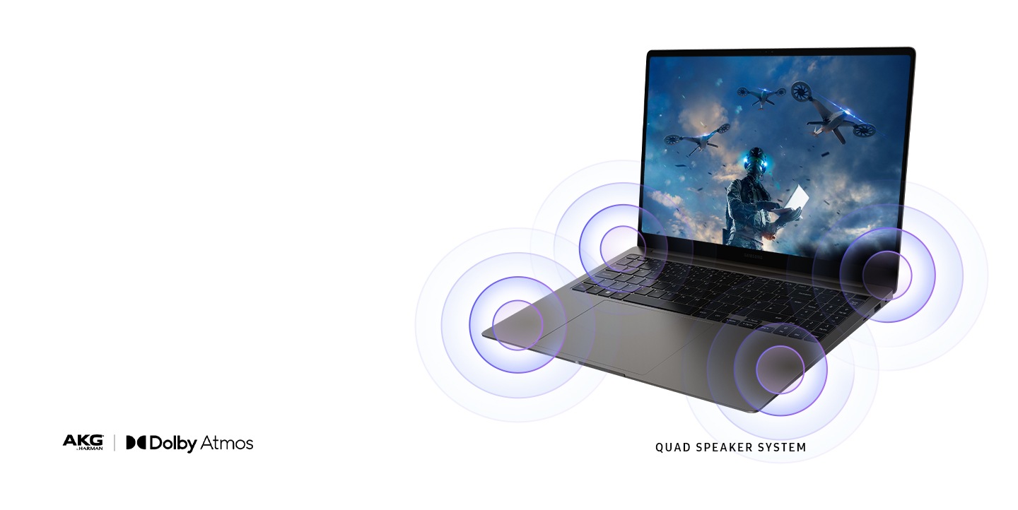 Hay un Galaxy Book3 Ultra en color color graphite abierto, mirando hacia la izquierda, con drones volando en pantalla y ondas sonoras que salen de los cuatro altavoces. “SISTEMA DE ALTAVOCES CUÁDRUPLE”. Se muestran los logos AKG by Harman y Dolby Atmos.