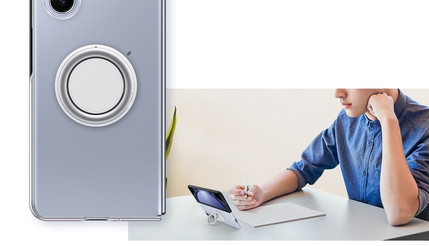 Se muestra una vista trasera de un dispositivo Galaxy Z Fold5 con una funda transparente Gadget puesta. Junto a él se ve a un hombre tomando notas con el dispositivo apoyado horizontalmente sobre una mesa.