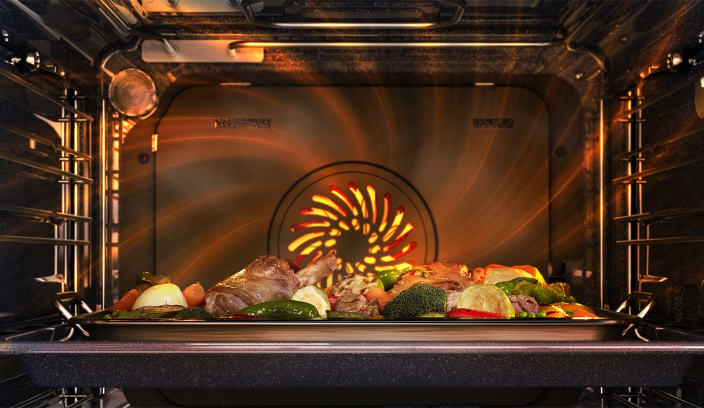 Muestra una comida que se está cocinando dentro del horno con un ventilador calentado en la parte posterior que distribuye el calor de manera uniforme por todo el horno.