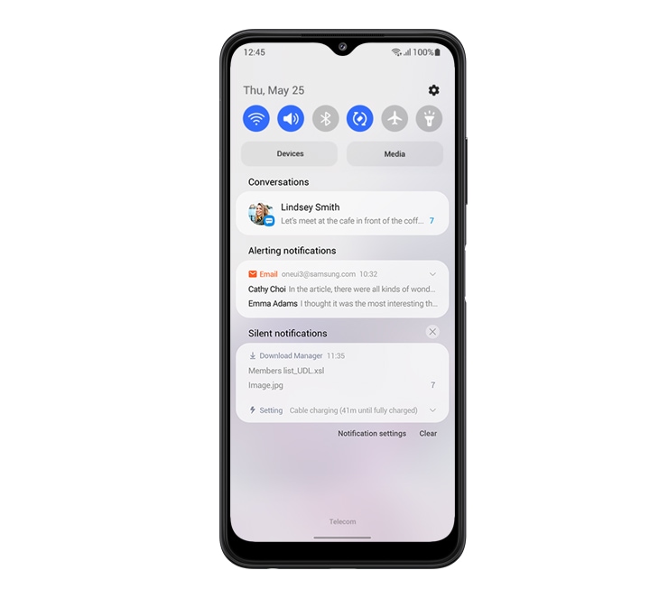 Una vista frontal del dispositivo, que muestra el panel de notificaciones rápido en fondo blanco, ya que One UI Core te ayuda a concentrarte.
