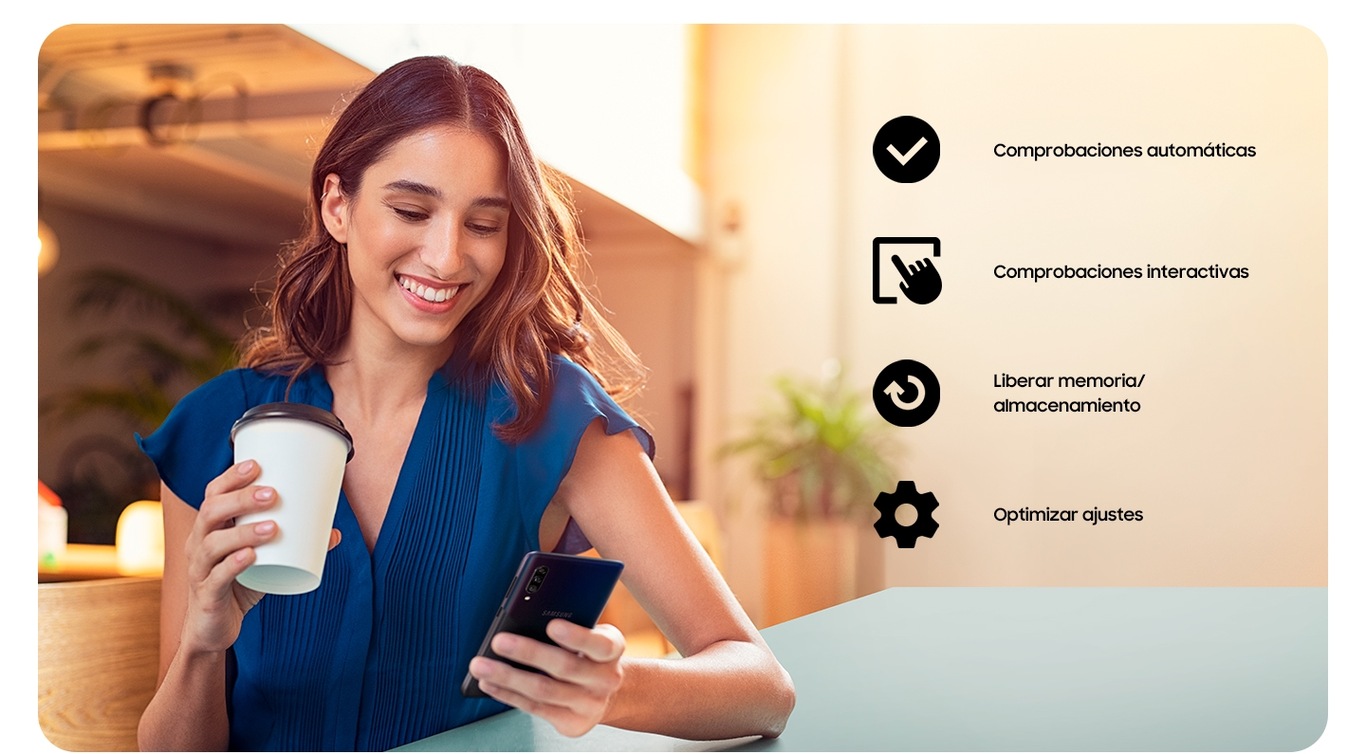 Una mujer sosteniendo una taza de café y usando su Galaxy A22 5G. Un icono de marca de verificación para Verificaciones automáticas, un ícono de una mano que toca una pantalla para verificaciones interactivas, un ícono de flecha que forma un círculo para Limpiar memoria y un ícono de engranaje para optimizar la configuración.