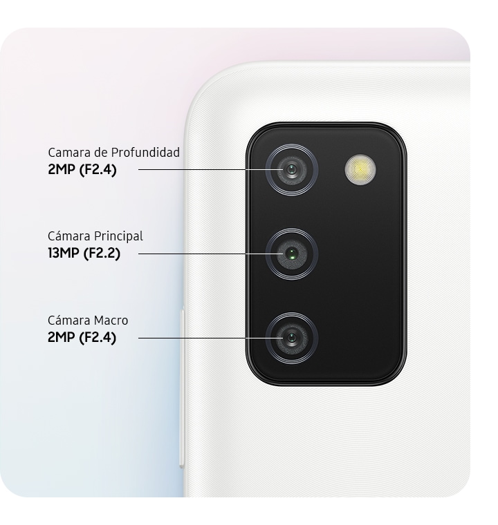 Un primer plano posterior de la cámara triple en el modelo blanco, que muestra la cámara de profundidad F2.4 2MP, la cámara principal F2.2 13MP y la cámara macro F2.4 2MP.