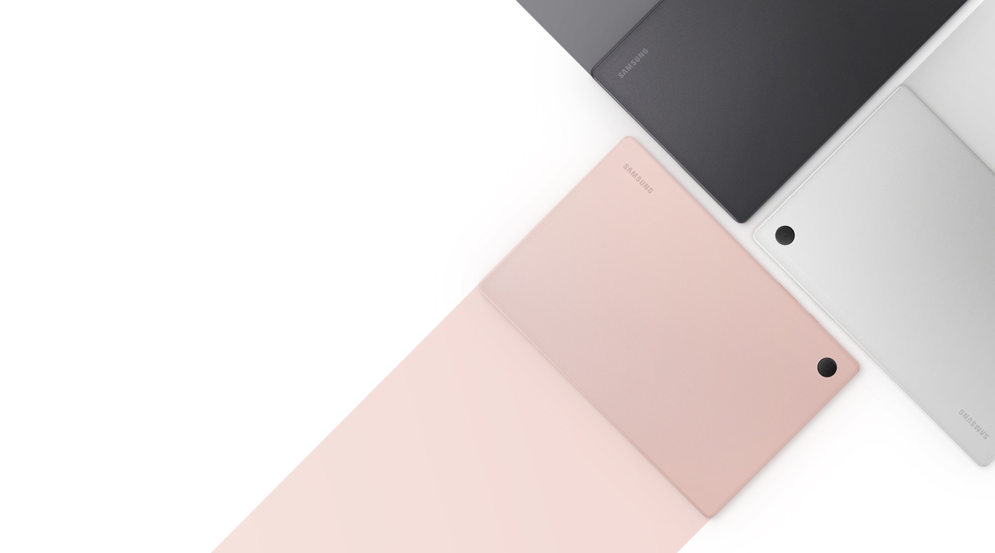 Tres dispositivos Galaxy Tab A8 en gris, plata y oro rosa se muestran colocados uno al lado del otro.