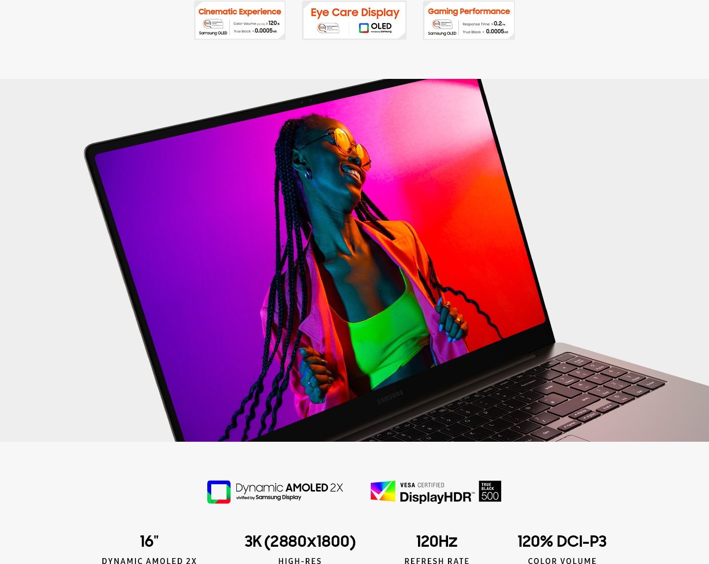Un Galaxy Book3 Ultra graphite está abierto, mirando hacia la derecha con un fondo de pantalla colorido con una mujer joven.  Encima hay tres certificaciones SGS. La primera certificacioón es del logo Cinematic Experience con el texto Volumen de Color (DCI-P3) mayor o igual a to 120%. True Black de menos de 0,0005nit. Rendimiento SGS testado Samsung OLED. La segunda certificación es el logo de Eye Care Display. Rendimiento SGS testado. OLED ofrecido por Samsung. La tercera certificación es el logo de Gaming Performance con el texto Tiempo de respuesta menor o igual a 0,2ms. True Black de menos de 0,0005nit. Rendimiento SGS testado Samsung OLED. Dynamic Amoled 2x vivificado por la pantalla Samsung. Logo de Vesa Certified DisplayHDR 500.  DYNAMIC AMOLED 2X de 16". 3K (2880x1800) ALTA-RES. TASA DE REFRESCO DE 120Hz. VOLUMEN DE COLOR DCI-P3 120%. S PEN INCLUIDO.