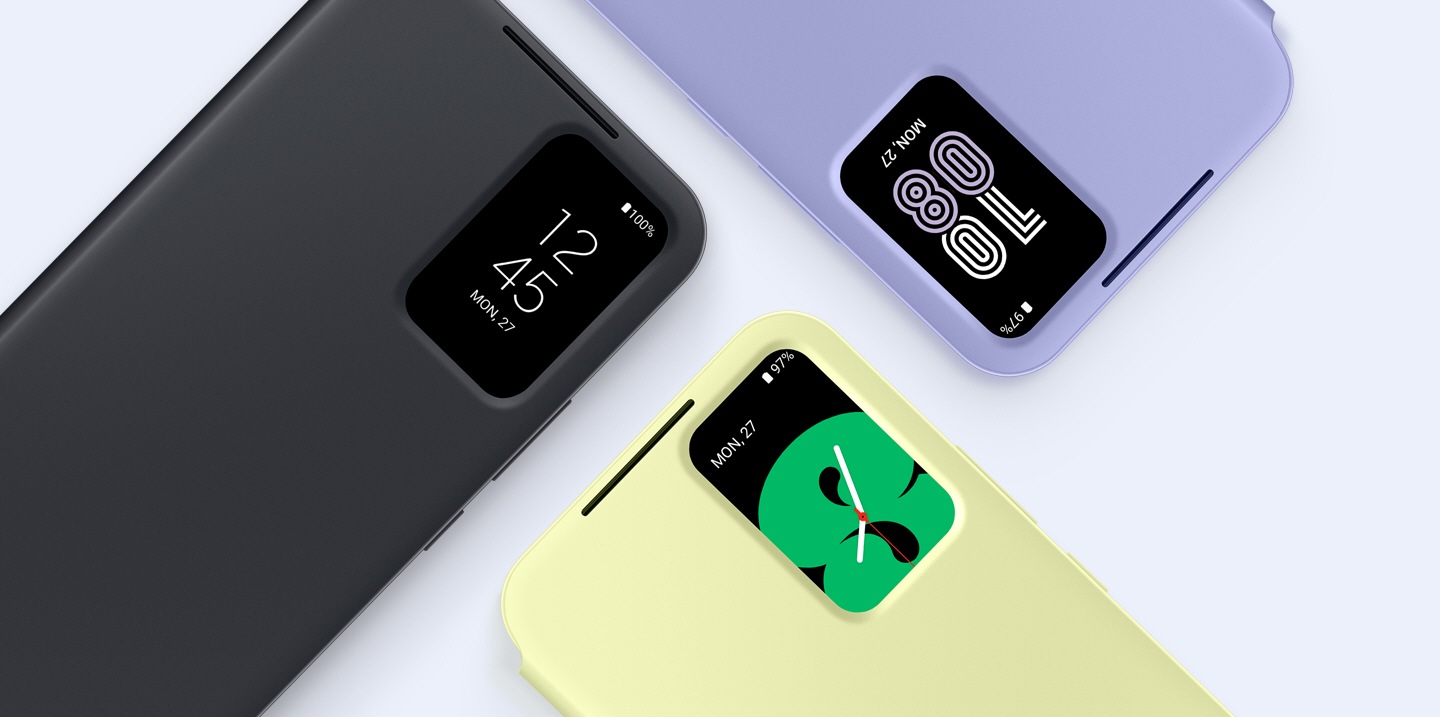 Tres dispositivos Galaxy con estuches Smart View Wallet en negro, lima y arándano se colocan para mostrar cada una de sus pequeñas ventanas que muestran la hora y la fecha en diferentes estilos.