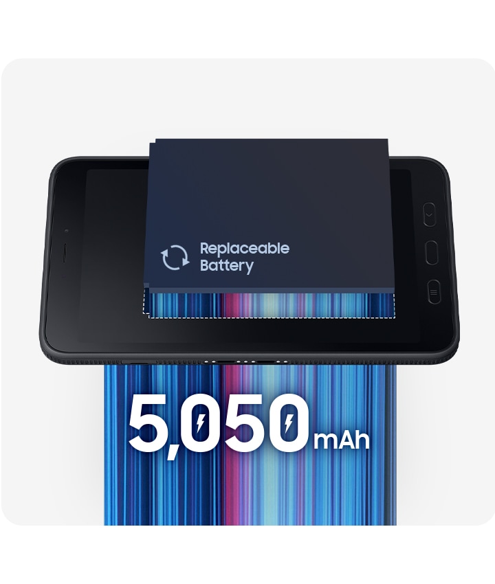 Una Galaxy Tab Active5 5G se muestra en posición horizontal con una batería reemplazable fuera del dispositivo. En el espacio que queda entre el dispositivo y la batería, aparece un espectro de luz azulada que cae hacia abajo en la imagen. Sobre el espectro, aparece escrito "5.050 mAh".