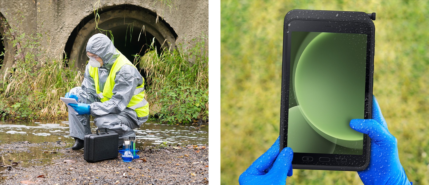 Una persona con un traje protector lleva a cabo una investigación cerca de una gran zona de aguas residuales. Dos manos con guantes de goma sostienen una Galaxy Tab Active5 5G cubierta de salpicaduras de agua.