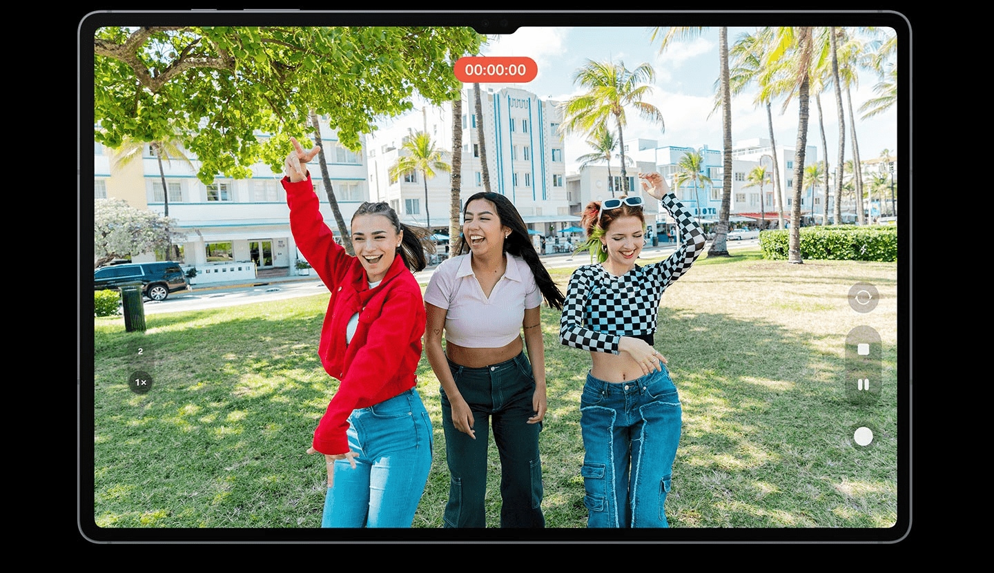 La pantalla de la tableta muestra una grabación de vídeo de tres mujeres posando felices. Hay algunos reflejos y brillos en la pantalla del tablet samsung, lo que hace que la imagen mostrada en la pantalla no parezca clara.