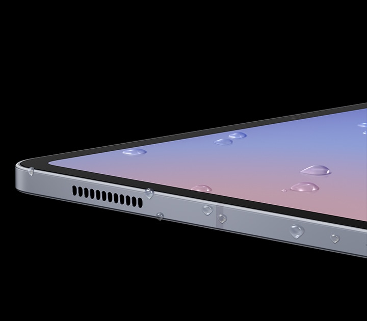 Un primer plano de la pantalla del dispositivo tablet Galaxy Tab S10 Series muestra gotas de agua esparcidas por la pantalla y los lados. La pantalla de la tableta samsung está encendida, muestra un fondo de pantalla y resalta la resistencia al agua del dispositivo tablet más resisitente.