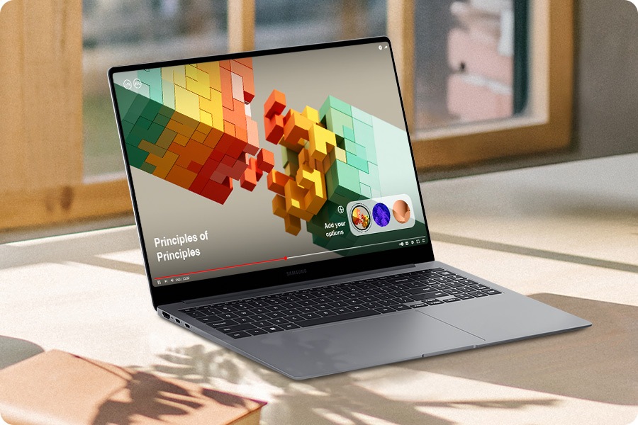 Galaxy Book5 Pro está colocado sobre un escritorio bien iluminado, abierto y ligeramente orientado hacia la derecha con un vídeo reproduciéndose a pantalla completa. La imagen en la pantalla es clara y vibrante, con una visibilidad mejorada gracias a Vision Booster.