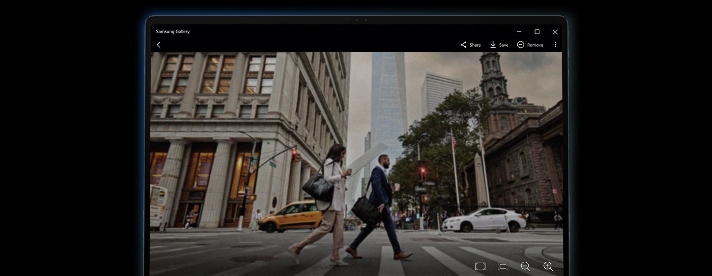 Una imagen de un hombre y una mujer cruzando una calle en el centro de una ciudad está abierta en la aplicación Samsung Gallery del Galaxy Book5 Pro antes de ser remasterizada con la herramienta Photo Remaster potenciada por NPU. La imagen es borrosa y de baja calidad.