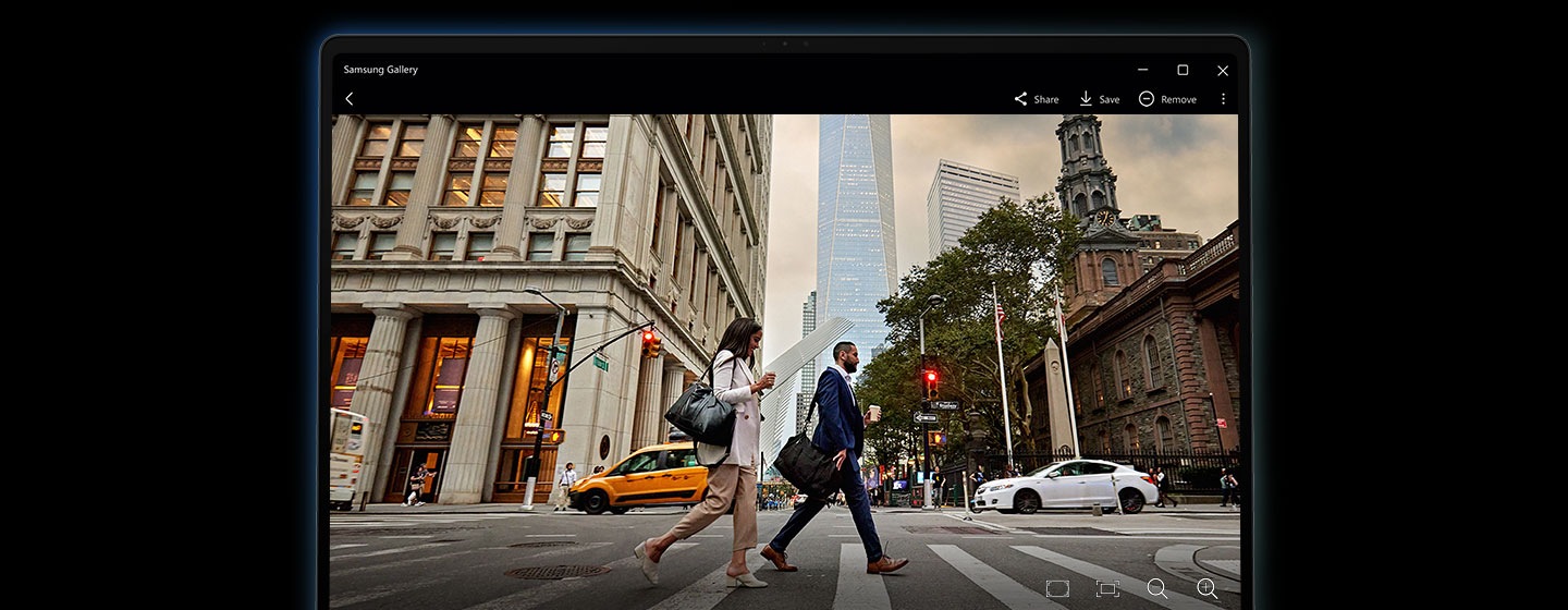 Una imagen de un hombre y una mujer cruzando una calle en el centro de una ciudad está abierta en la aplicación Samsung Gallery del Galaxy Book5 Pro tras ser remasterizada con la herramienta Photo Remaster potenciada por NPU. La imagen es brillante, con detalles nítidos y una calidad mejorada.