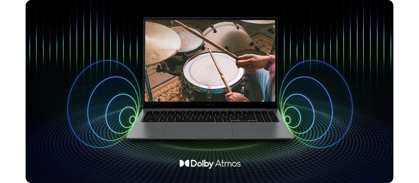 El Galaxy Book5 Pro está abierto, orientado hacia adelante mostrando una persona tocando la batería en pantalla completa. Las ondas de sonido salen de los altavoces del portátil. Se muestra el logo de Dolby Atmos.
