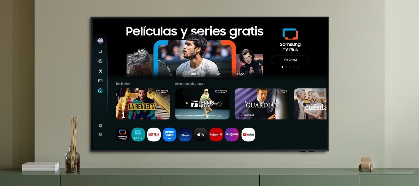 L'écran d'accueil de One UI Tizen, avec les différentes applications et services disponibles, s'affiche sur un téléviseur dans un salon.
