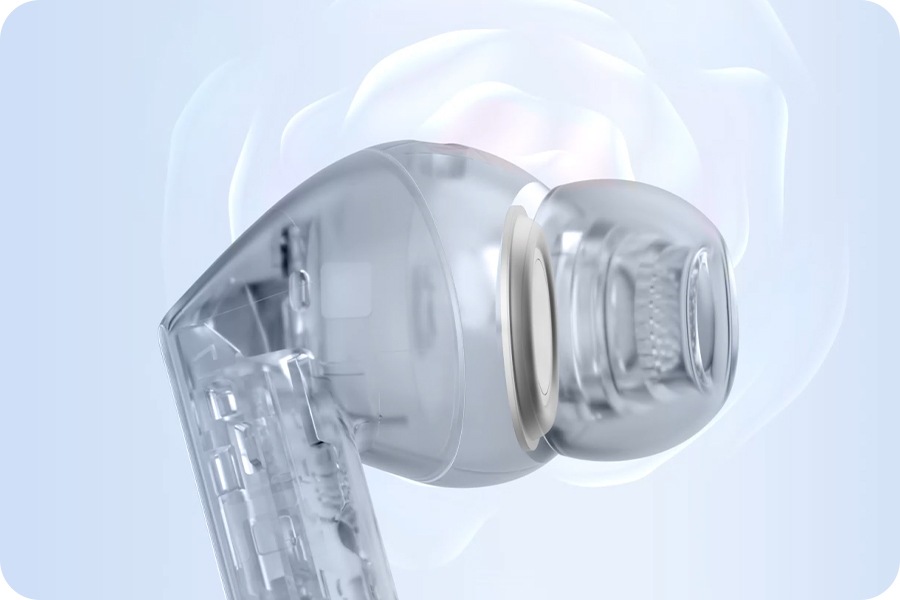Side view of a transparent Galaxy Buds3 FE, revealing the speaker inside the earbud. Galaxy Buds3 FE makes a slight turn with the internal speaker vibrating to represent emitted sound, and transitions from transparent to black.