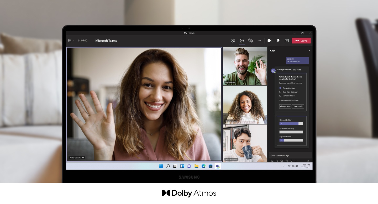 Galaxy Book2 260 mostrado de frente com uma videochamada na tela. À esquerda, ocupando grande parte da tela, uma mulher sorri e acena. À sua direita estão outros três participantes, dois homens e uma mulher. Na extrema direita está uma sala de bate-papo. O logotipo Dolby Atmos aparece abaixo da tela do PC.