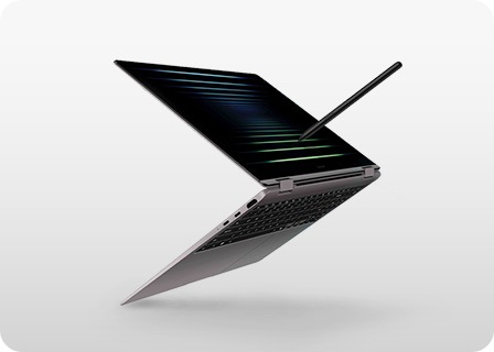 Galaxy Book5 Pro 360 en Gray está abierto, orientado hacia adelante con un fondo de pantalla oscuro.