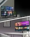 La aplicación Samsung TV Plus se ejecuta en el monitor superior y la Guía universal se ejecuta en el monitor inferior.
