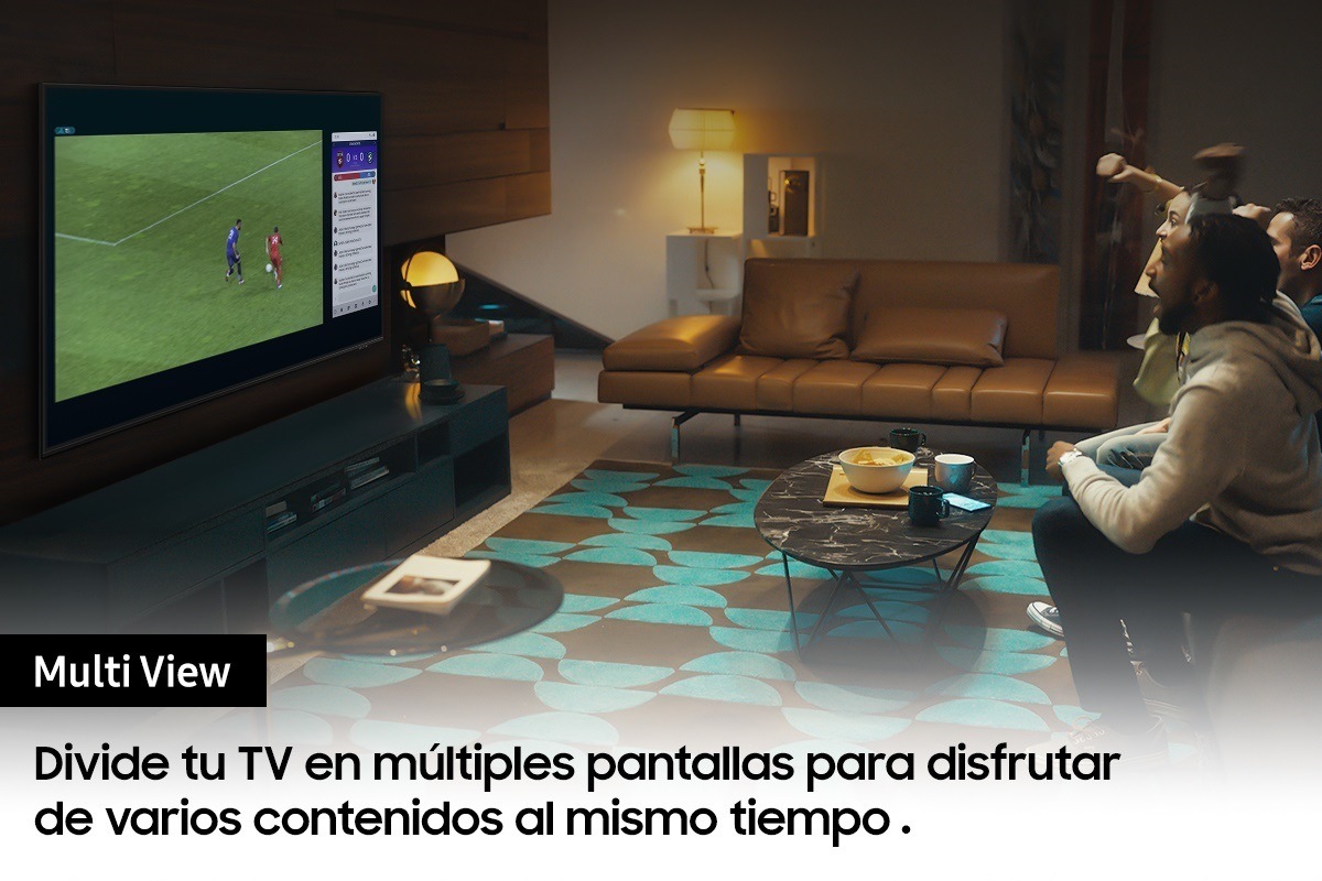 Un salón de una casa con un grupo de amgios viendo un partido de fútbol en un TV Samsung, que tiene la pantalla dividida y muestra también la pantalla de un móvil (multiview)