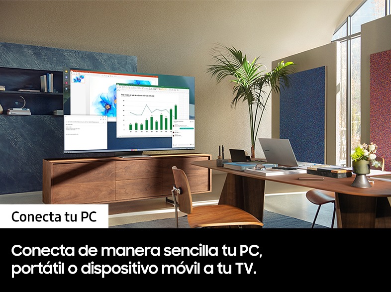 Un despacho de una casa en la que se puede ver un TV Samsung con varias ventanas de trabajo abiertas