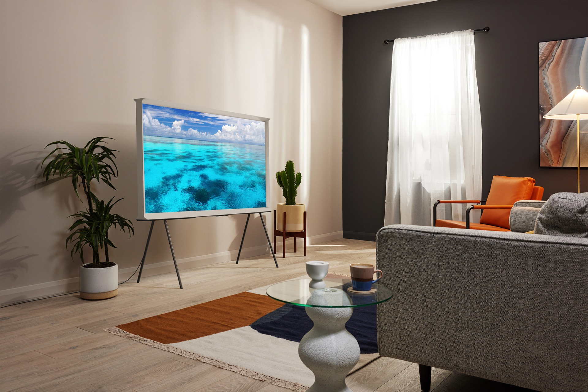 SAMSUNG Serie The Serif LS01B de 43 pulgadas - QLED 4K, diseño en forma de  I, pantalla mate antirreflejo, caballete portátil, soporte, modo ambiente+