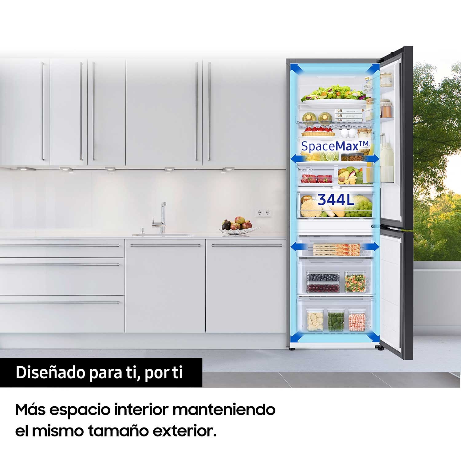 Nevera Bespoke RB34A7B5DS9/EF en una cocina blanca, con la puerta abierta y un grafismo que indica la capacidad 344L